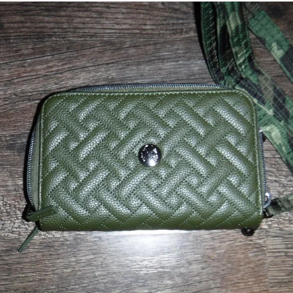 Lug Crossbody Wallet Olive Green Quilted‎ RFID Blocking Wristlet Strap Camo - Picture 3 of 7